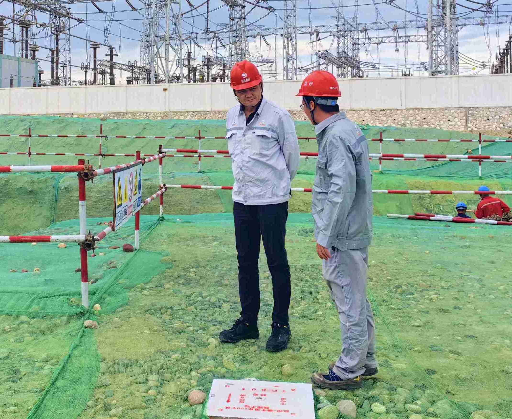 尹展總經(jīng)理到巴鐵若750千伏線(xiàn)路工程項(xiàng)目檢查指導(dǎo) 尹展總經(jīng)理到巴鐵若750千伏線(xiàn)路工程項(xiàng)目檢查指導(dǎo)