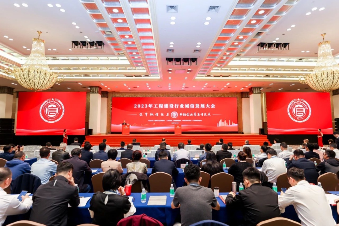 尹展總經(jīng)理獲得“誠(chéng)信企業(yè)家”榮譽(yù)稱號(hào) 尹展總經(jīng)理獲得“誠(chéng)信企業(yè)家”榮譽(yù)稱號(hào)