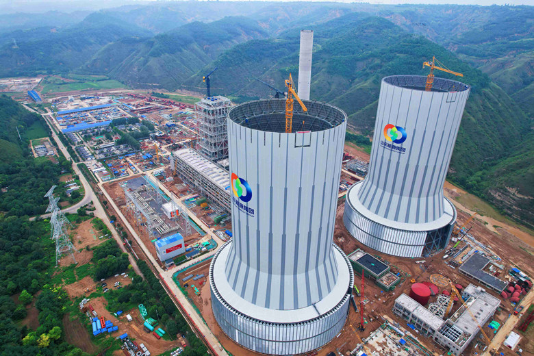 山東能源靈臺(tái)2×1000MW調(diào)峰煤電項(xiàng)目?jī)勺摻Y(jié)構(gòu)間冷塔齊封金頂 山東能源靈臺(tái)2×1000MW調(diào)峰煤電項(xiàng)目?jī)勺摻Y(jié)構(gòu)間冷塔齊封金頂